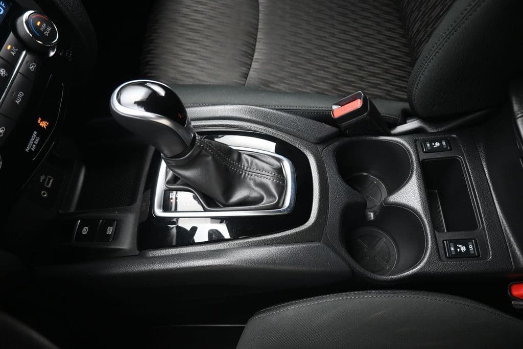 2020 Nissan Rogue SV, photo 27 of 63