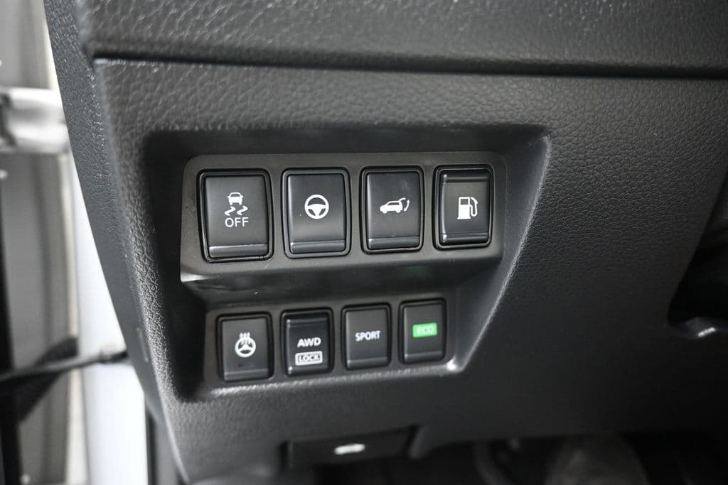 2020 Nissan Rogue SV, photo 31 of 63
