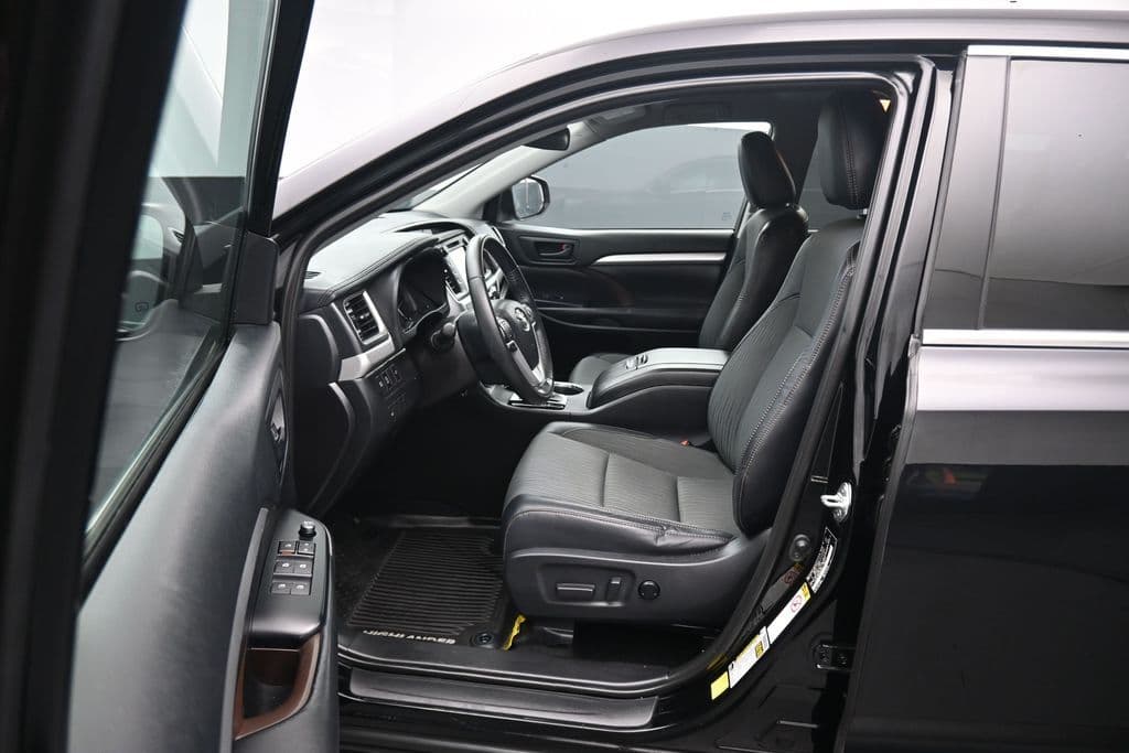 2019 Toyota Highlander LE Plus, photo 11 of 68
