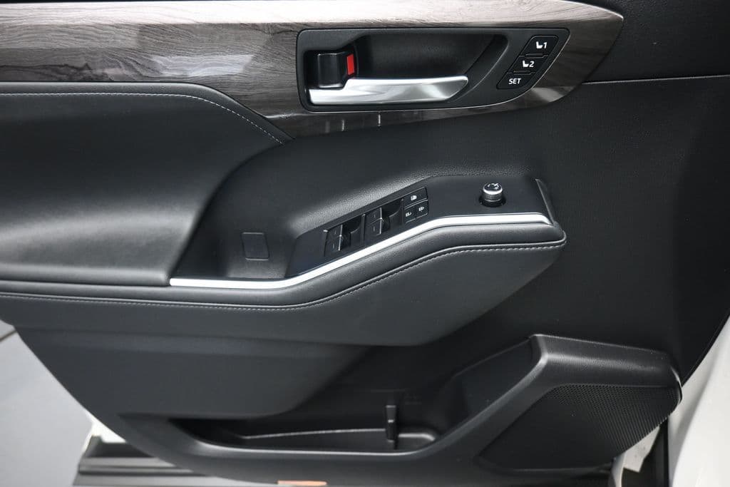 2021 Toyota Highlander Limited, photo 10 of 74