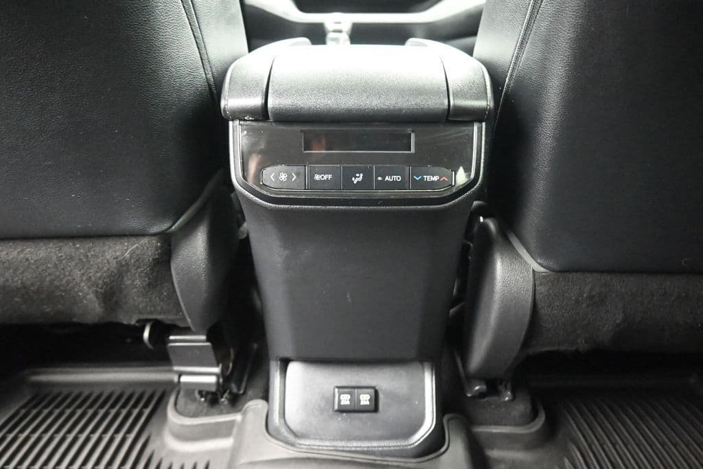 2020 Toyota Highlander XLE, photo 36 of 73