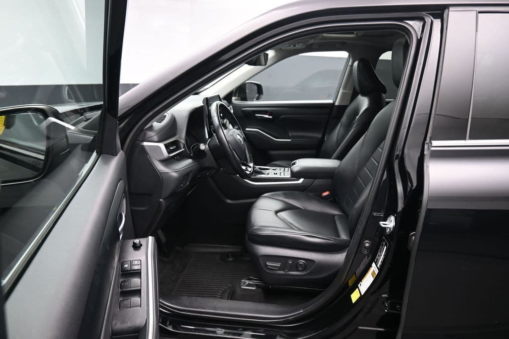 2020 Toyota Highlander XLE, photo 11 of 73