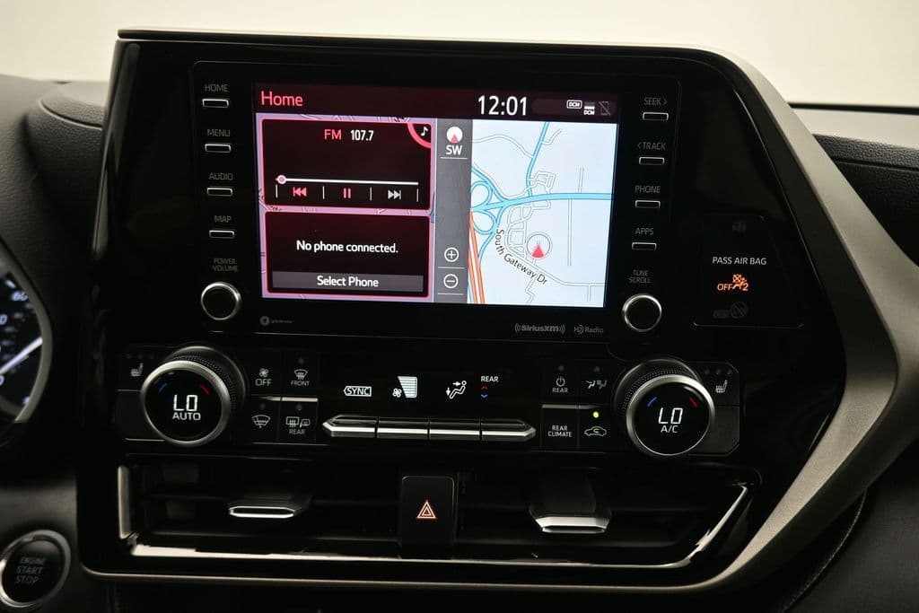 2020 Toyota Highlander XLE, photo 16 of 73