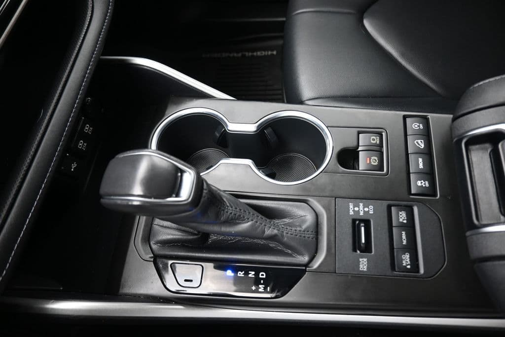 2020 Toyota Highlander XLE, photo 21 of 73