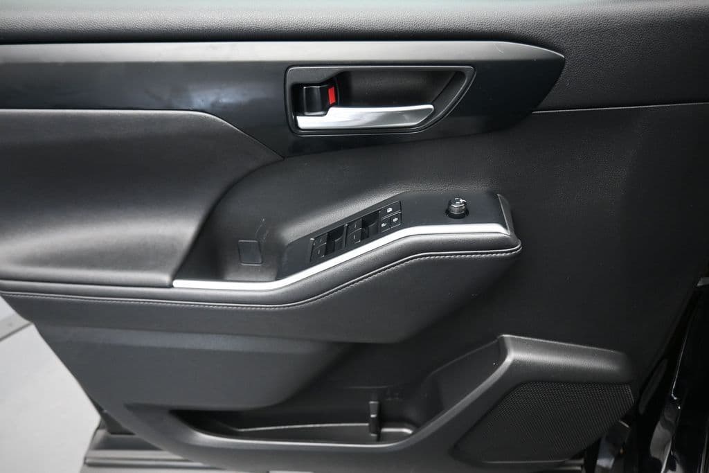 2020 Toyota Highlander XLE, photo 10 of 73