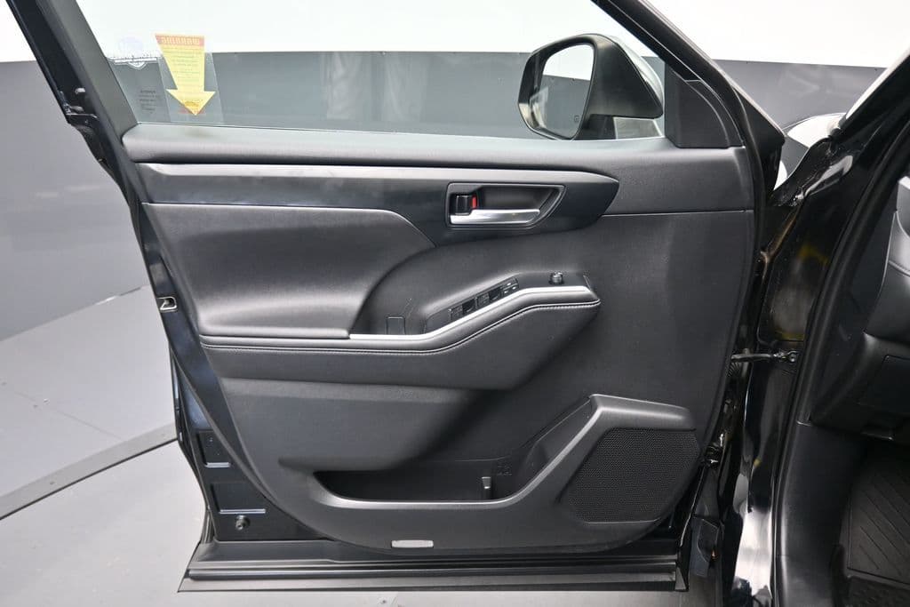 2020 Toyota Highlander XLE, photo 9 of 73