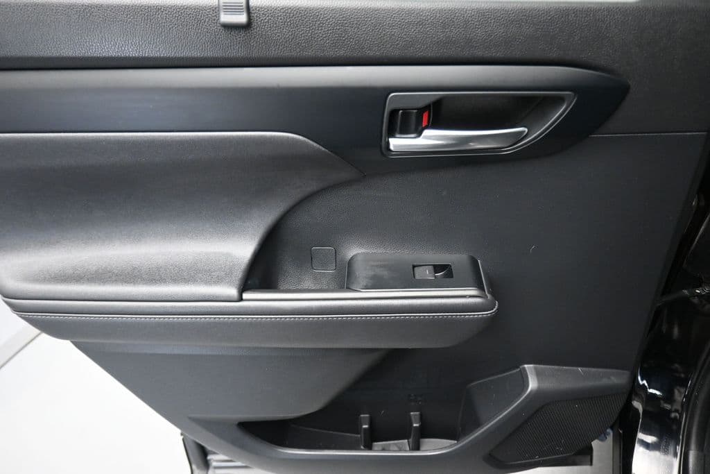 2020 Toyota Highlander XLE, photo 31 of 73