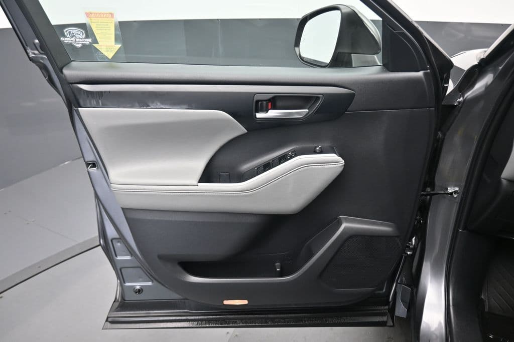 2023 Toyota Highlander XLE, photo 9 of 75