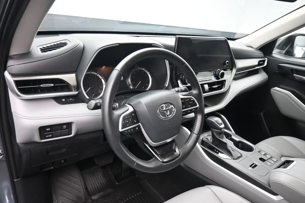 2023 Toyota Highlander XLE, photo 13 of 75