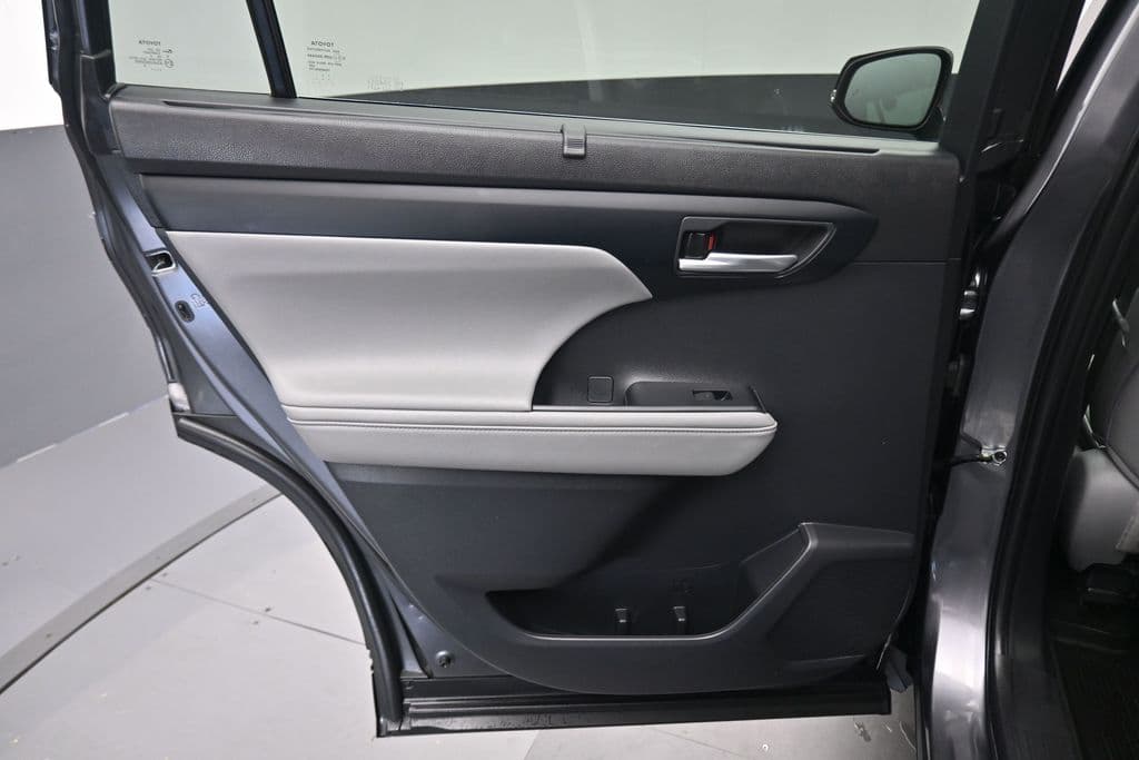2023 Toyota Highlander XLE, photo 32 of 75