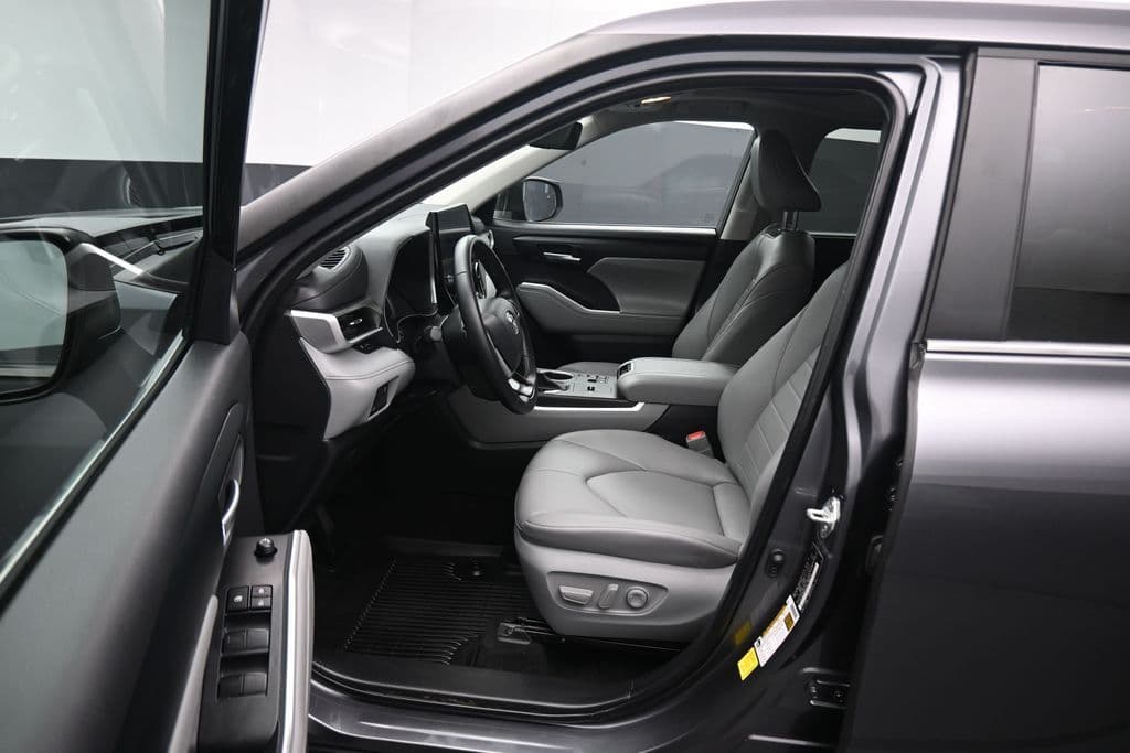 2023 Toyota Highlander XLE, photo 11 of 75
