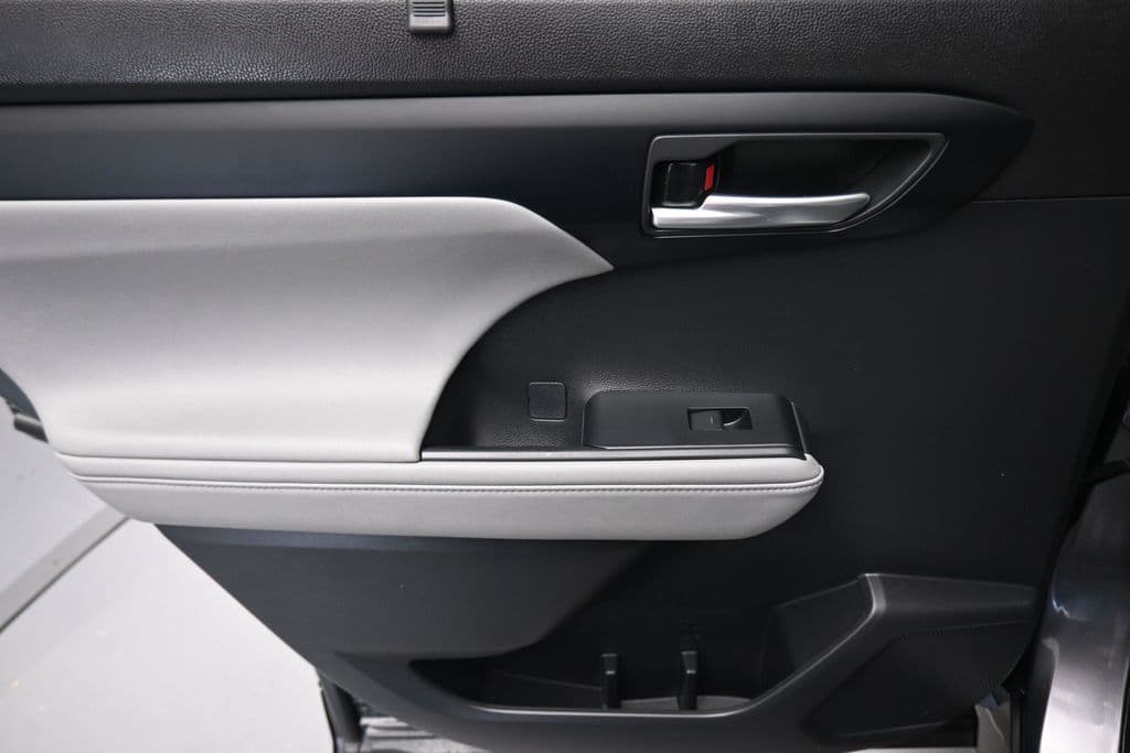 2023 Toyota Highlander XLE, photo 33 of 75