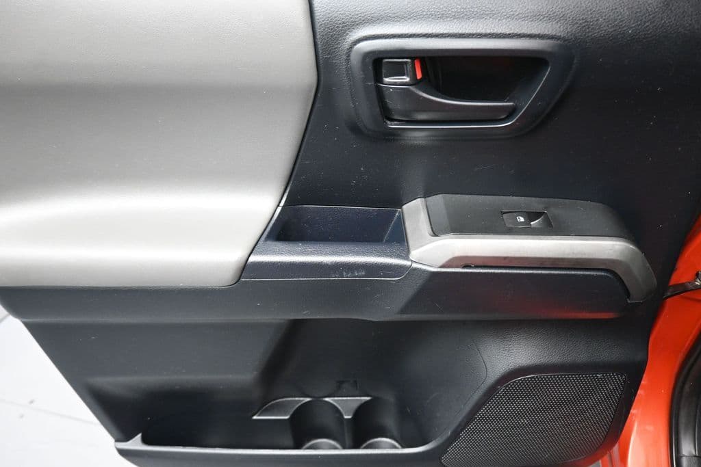 2016 Toyota Tacoma SR5 V6, photo 27 of 59