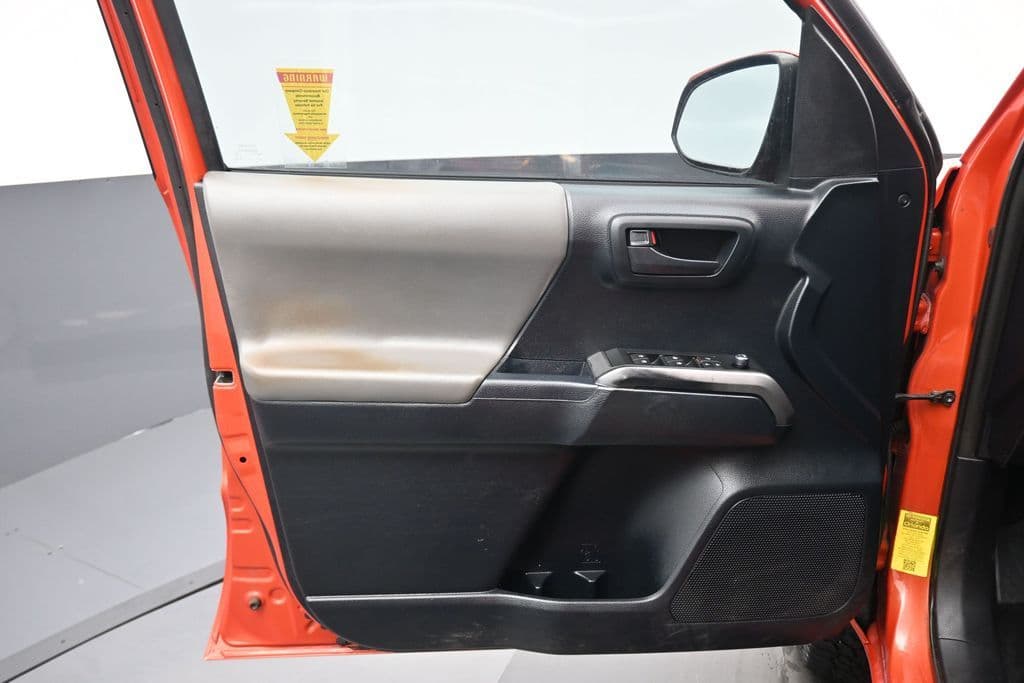 2016 Toyota Tacoma SR5 V6, photo 9 of 59