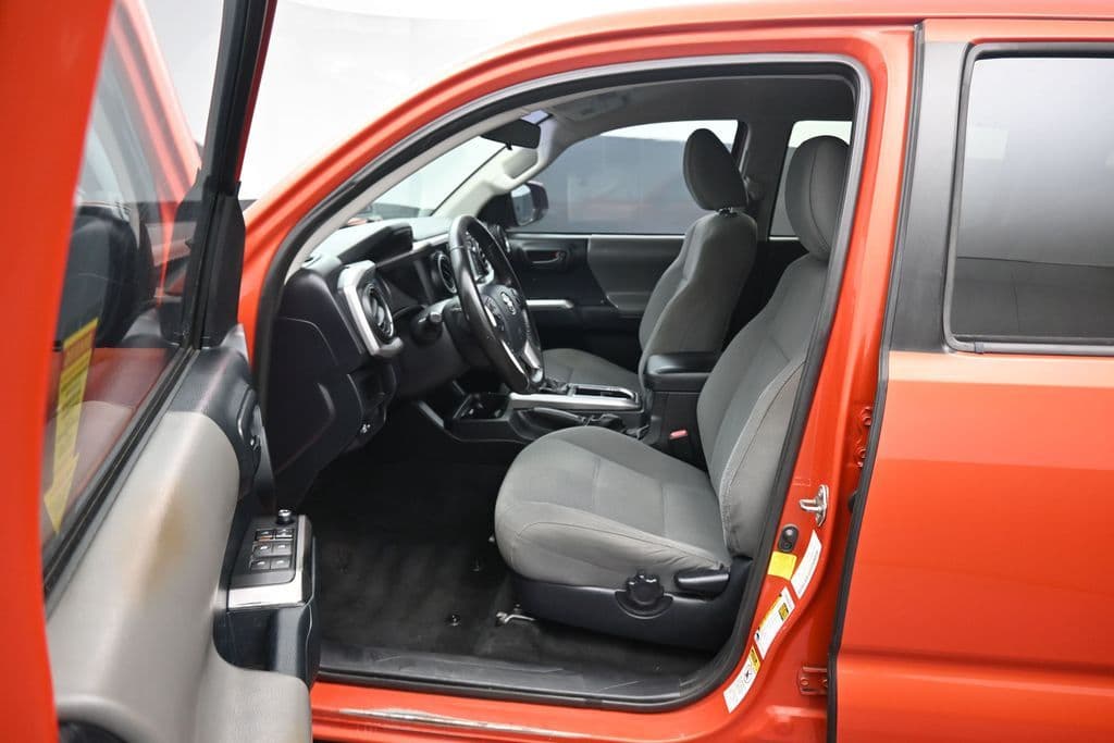2016 Toyota Tacoma SR5 V6, photo 11 of 59