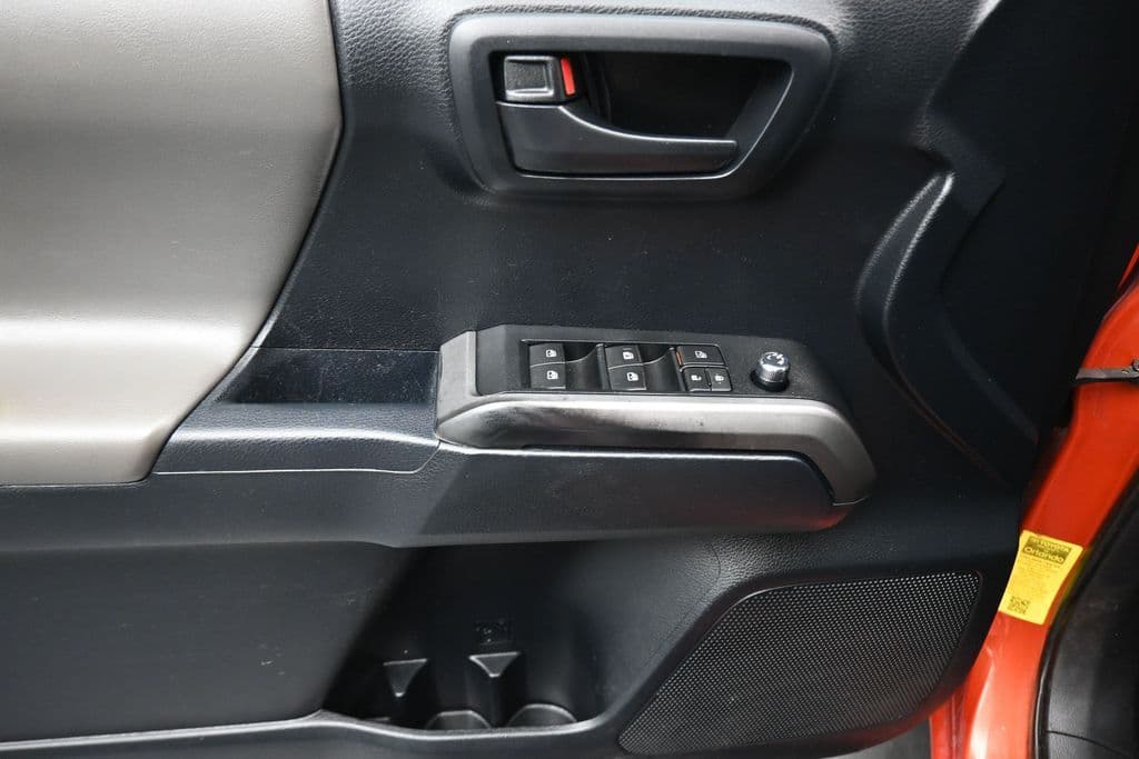 2016 Toyota Tacoma SR5 V6, photo 10 of 59