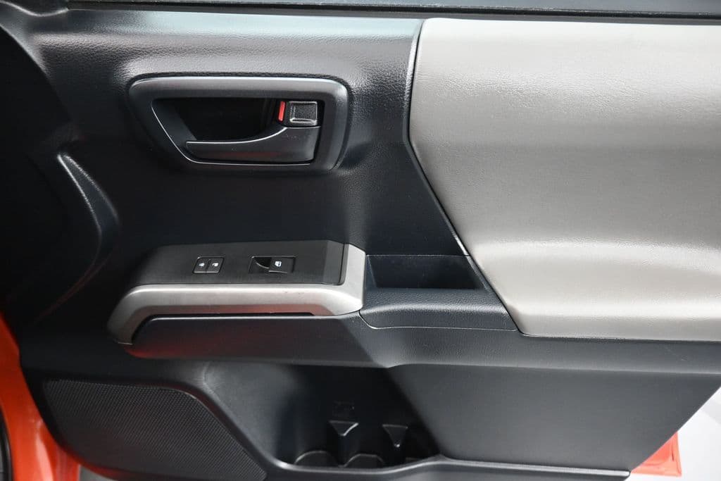 2016 Toyota Tacoma SR5 V6, photo 39 of 59