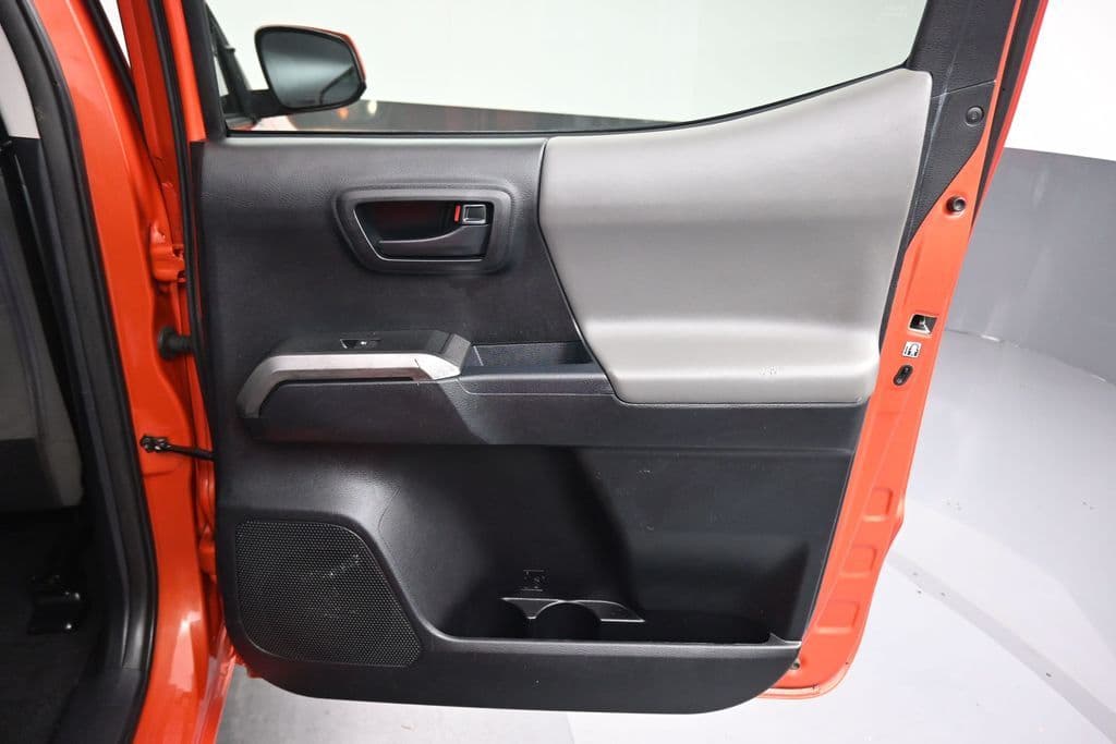 2016 Toyota Tacoma SR5 V6, photo 32 of 59