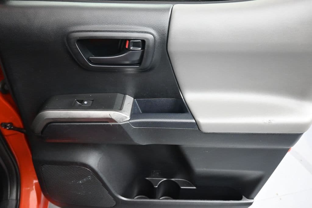 2016 Toyota Tacoma SR5 V6, photo 33 of 59