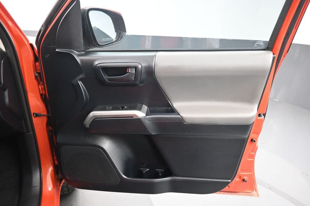 2016 Toyota Tacoma SR5 V6, photo 38 of 59