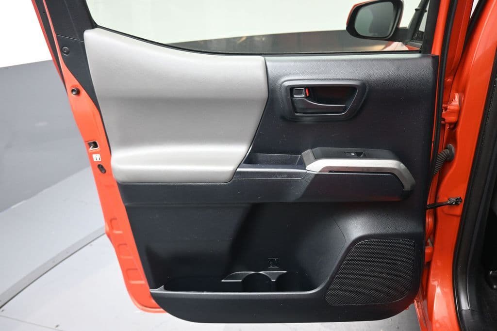 2016 Toyota Tacoma SR5 V6, photo 26 of 59