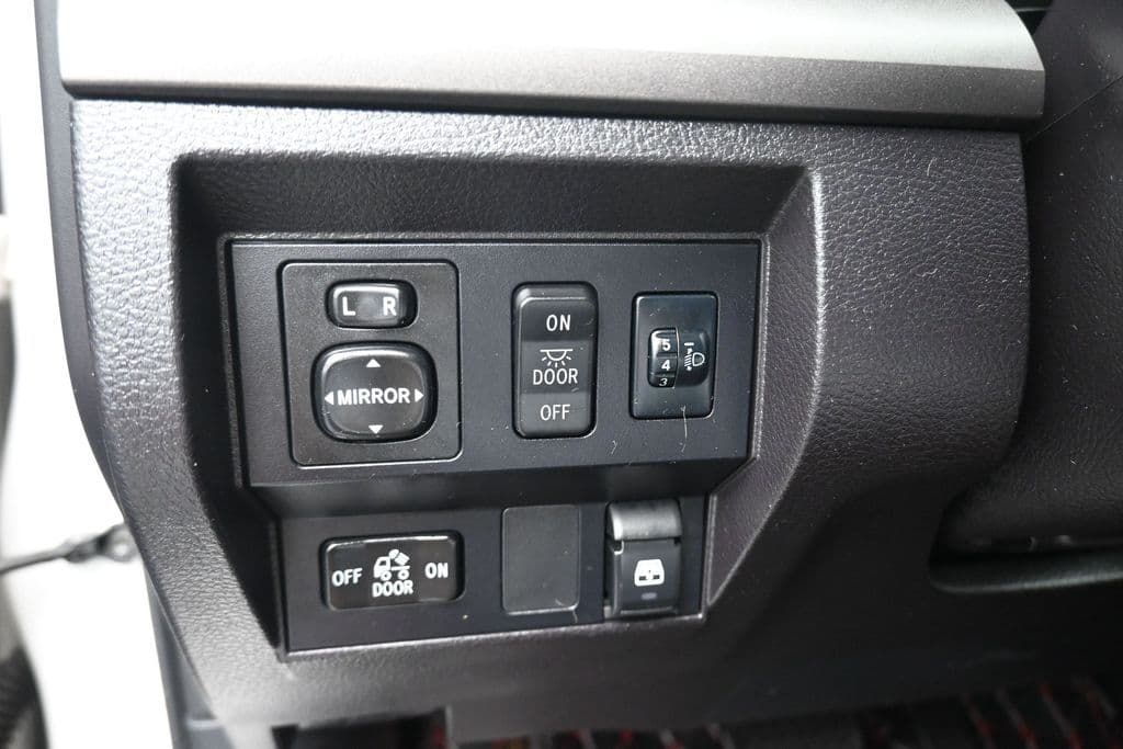 2016 Toyota Tundra SR5 CrewMax, photo 25 of 58
