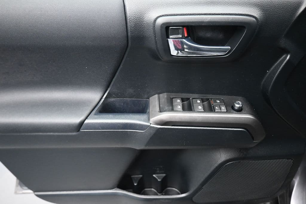 2017 Toyota Tacoma TRD Off-Road V6, photo 10 of 62