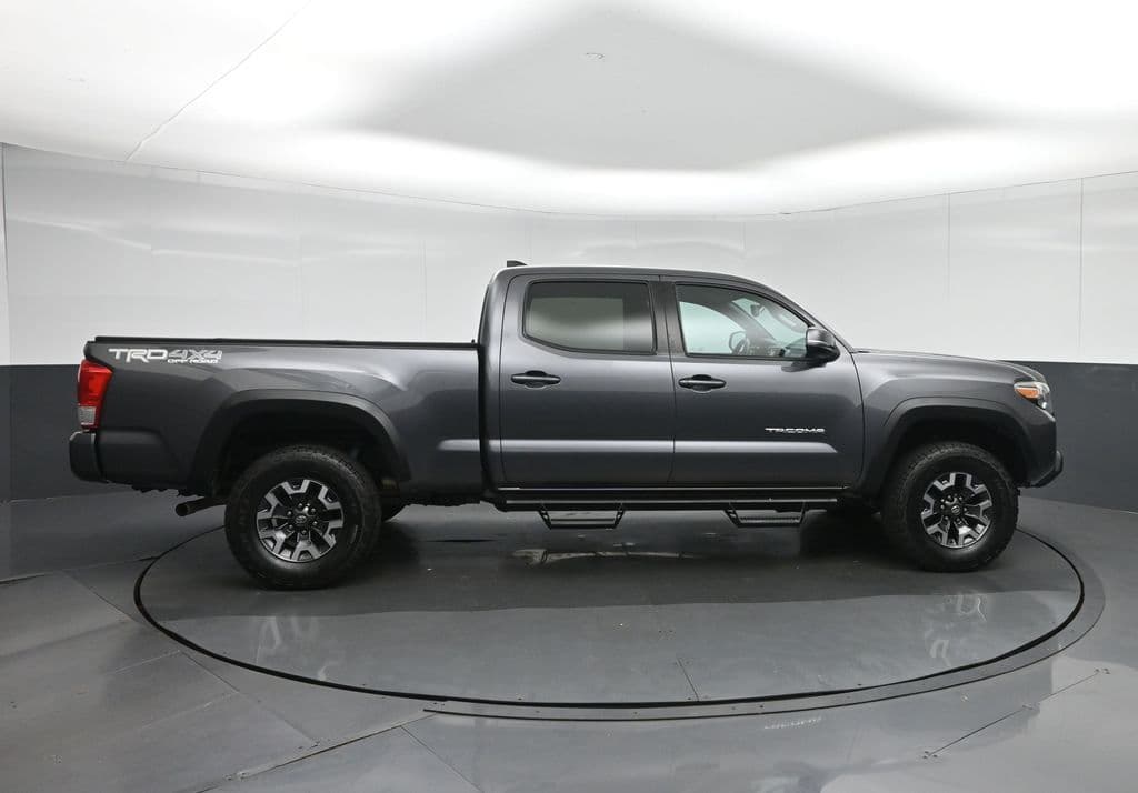 2017 Toyota Tacoma TRD Off-Road V6, photo 8 of 62