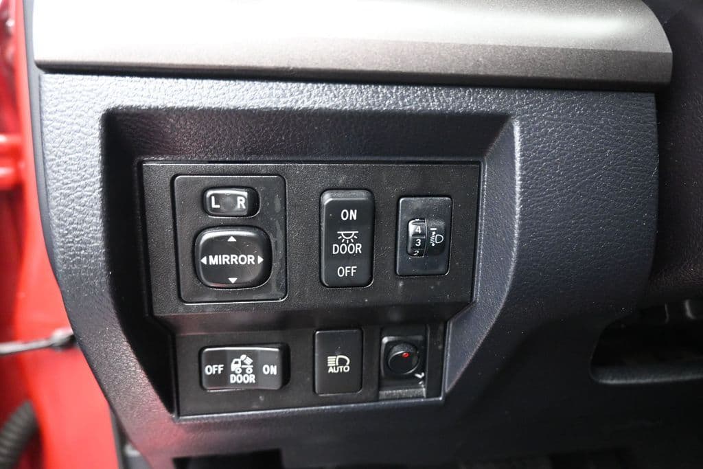 2018 Toyota Tundra SR5, photo 27 of 58