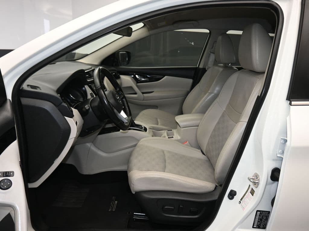 2022 Nissan Rogue Sport SV, photo 11 of 55