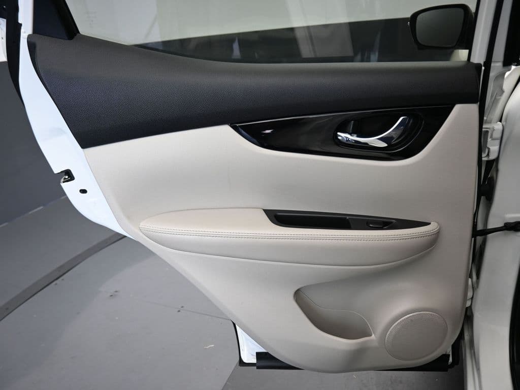 2022 Nissan Rogue Sport SV, photo 27 of 55