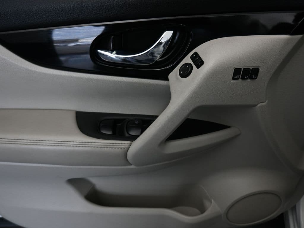 2022 Nissan Rogue Sport SV, photo 10 of 55