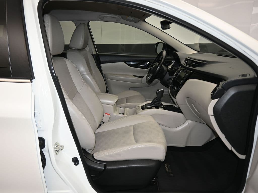 2022 Nissan Rogue Sport SV, photo 38 of 55