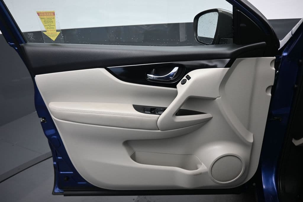2022 Nissan Rogue Sport SL, photo 9 of 58