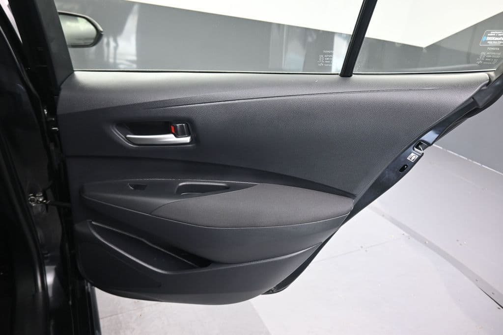 2021 Toyota Corolla LE, photo 33 of 55