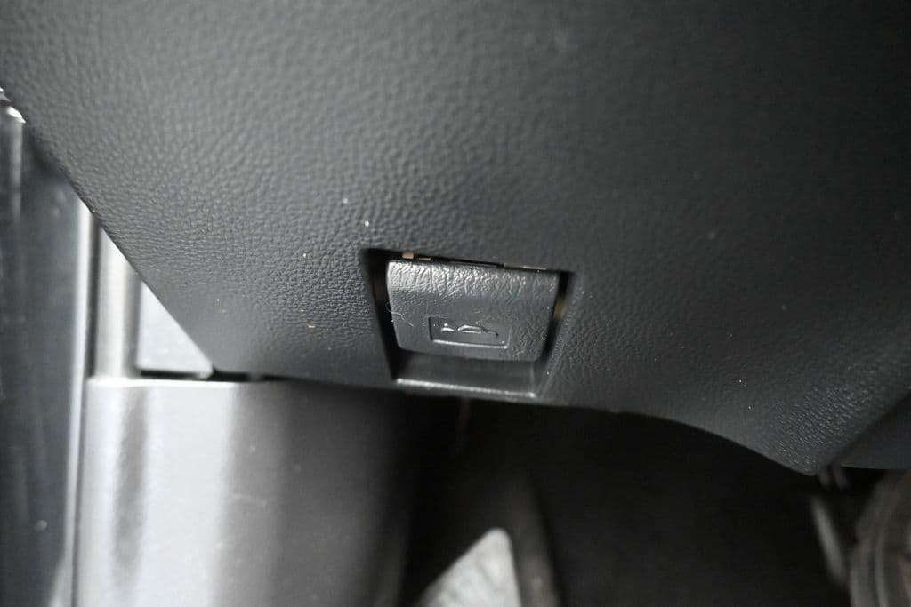 2021 Toyota Corolla LE, photo 25 of 55
