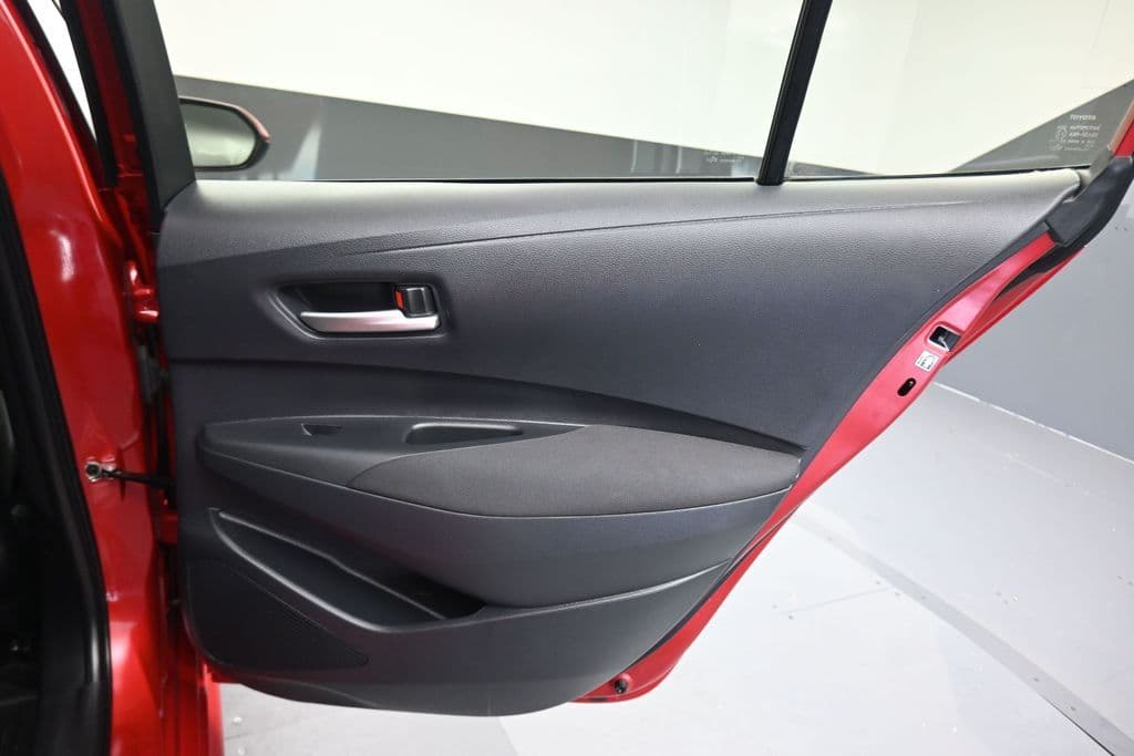 2021 Toyota Corolla LE, photo 33 of 55