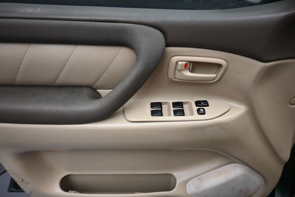 2004 Toyota Land Cruiser Base, photo 10 of 57