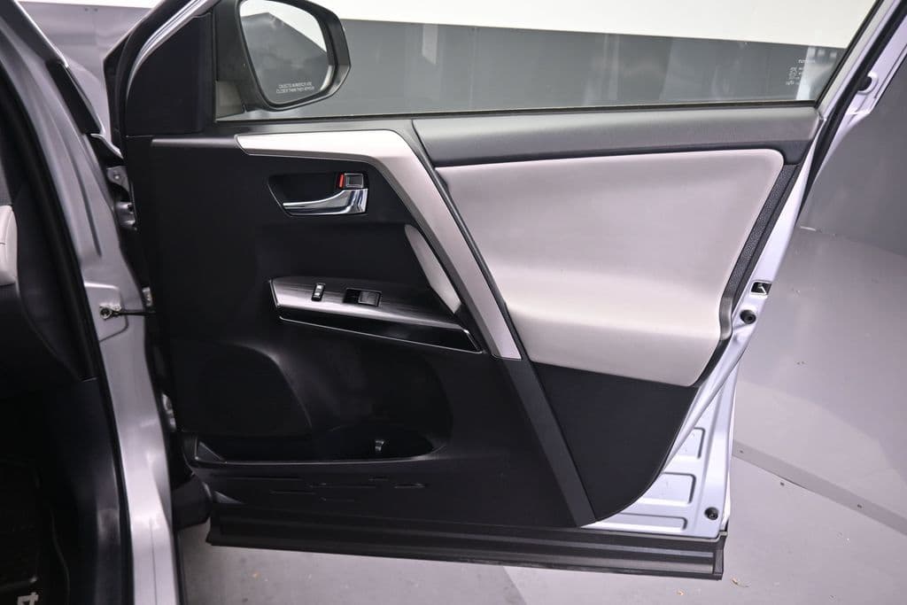 2018 Toyota RAV4 Hybrid Limited, photo 43 of 62
