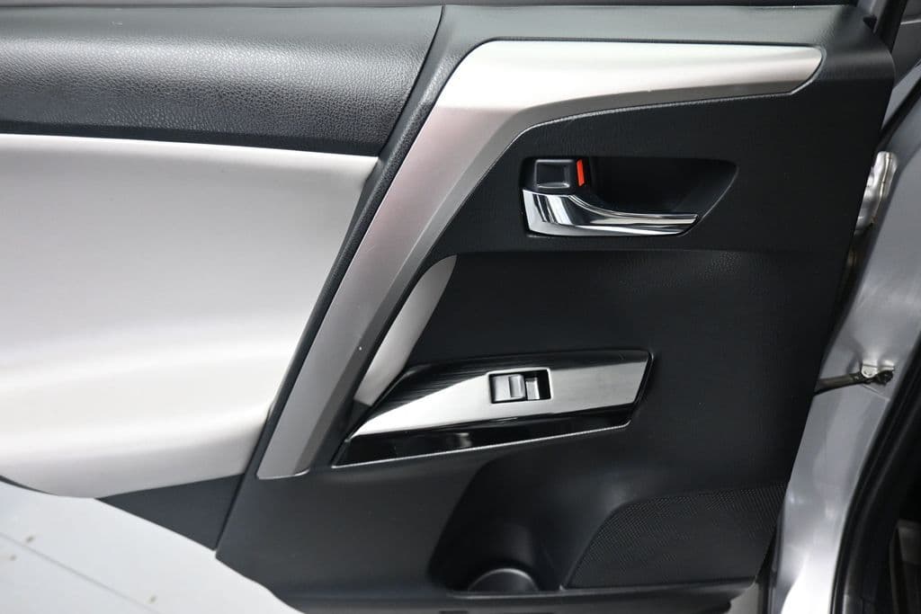 2018 Toyota RAV4 Hybrid Limited, photo 32 of 62