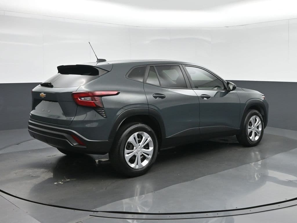 2025 Chevrolet Trax LS, photo 7 of 51