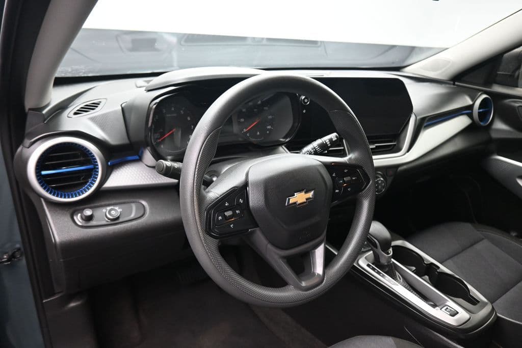 2025 Chevrolet Trax LS, photo 12 of 51