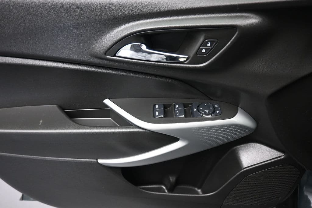 2025 Chevrolet Trax LS, photo 10 of 51