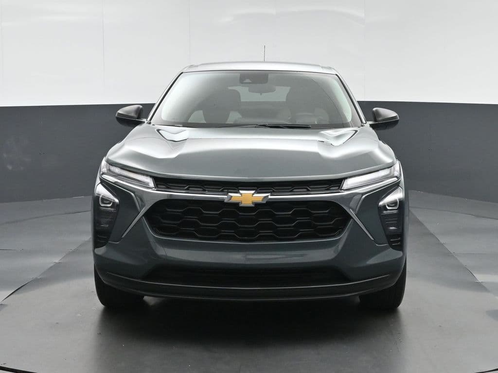 2025 Chevrolet Trax LS, photo 2 of 51