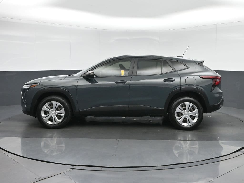 2025 Chevrolet Trax LS, photo 4 of 51