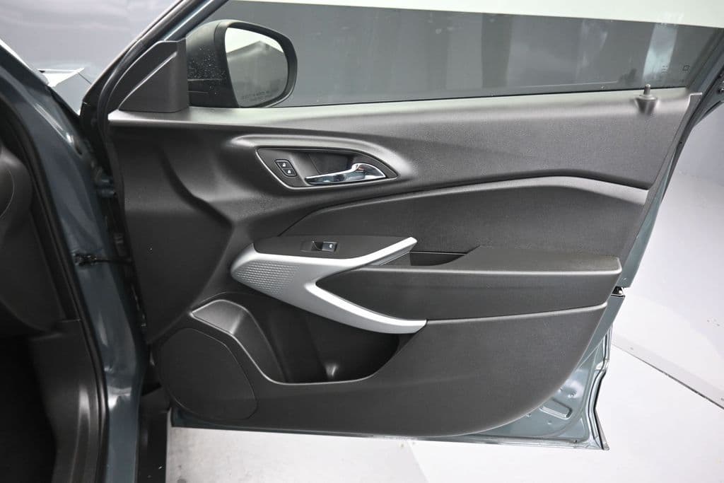 2025 Chevrolet Trax LS, photo 33 of 51