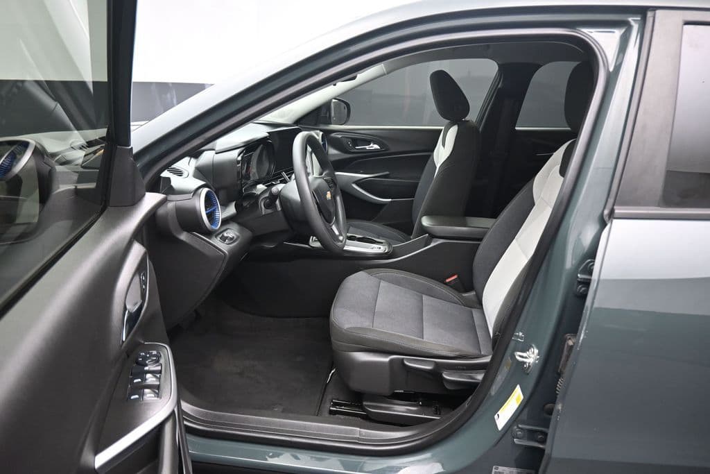 2025 Chevrolet Trax LS, photo 11 of 51