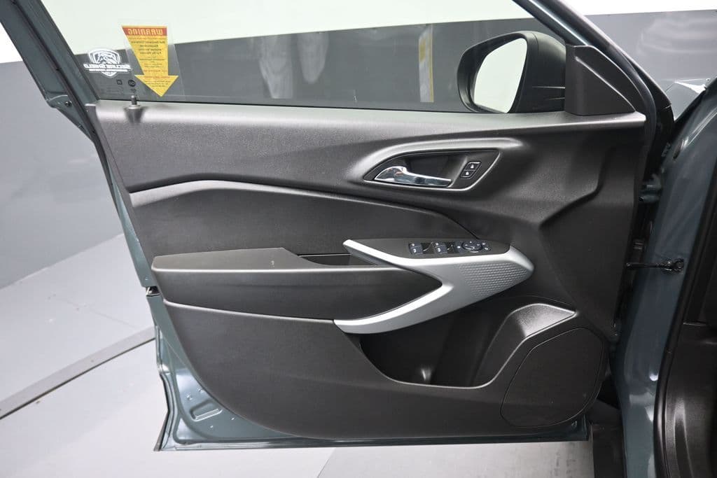 2025 Chevrolet Trax LS, photo 9 of 51