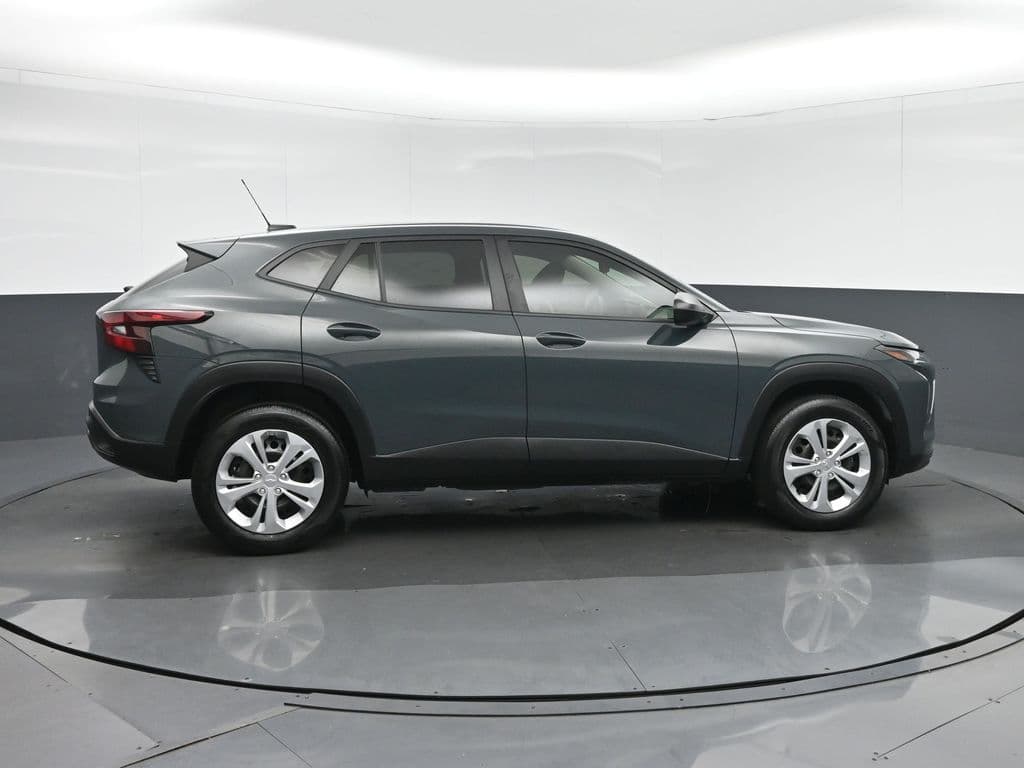 2025 Chevrolet Trax LS, photo 8 of 51