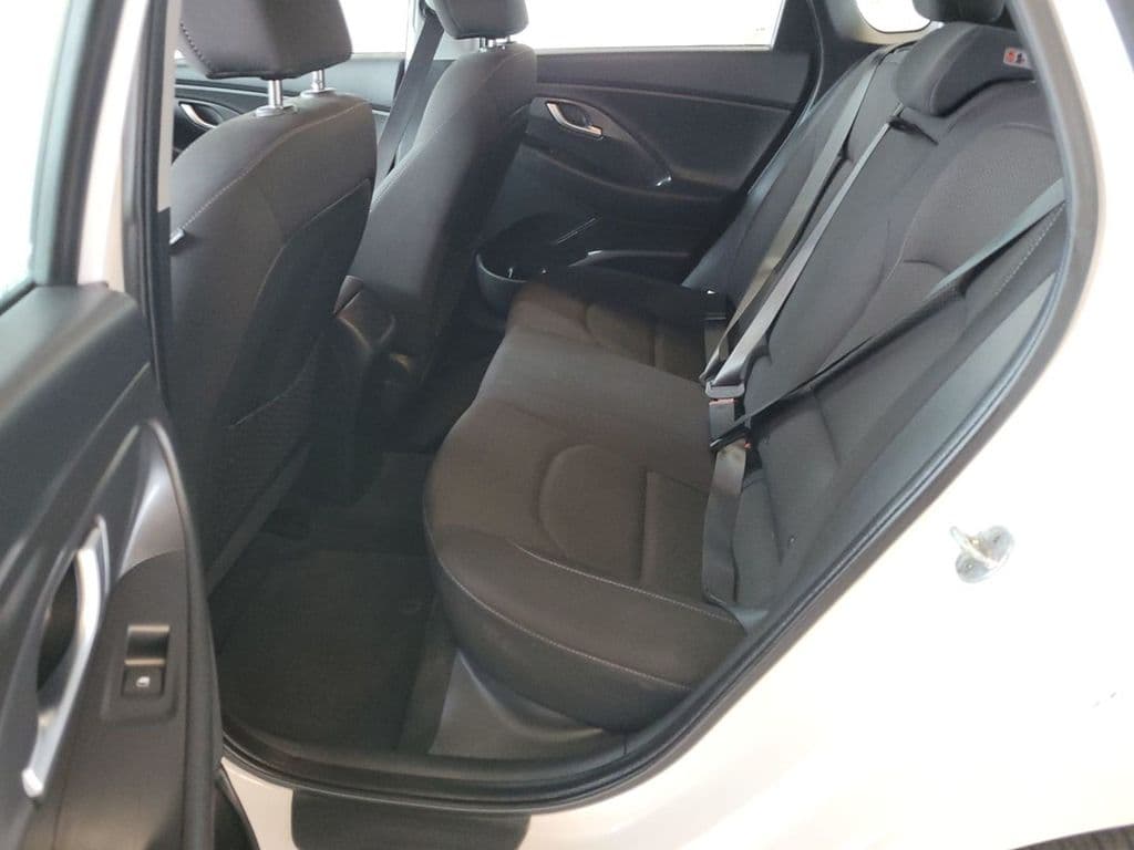 2018 Hyundai Elantra GT Base, photo 8 of 9